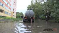 Коммунальщики перешли на круглосуточный режим по откачке дождевой воды в Павлодаре